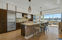 9 Somerset Lane, Edgewater, NJ 07020