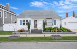677 S 9th Street, Lindenhurst, NY 11757