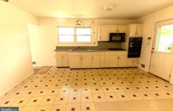 7 LANSDOWNE Road, BURLINGTON, NJ 08016