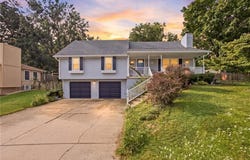 502 NE Fox Trail Drive, Blue Springs, MO 64014