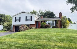 145 Lansdowne Dr, Coraopolis, PA 15108