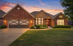 5310 S Stone Bay Circle, Rogers, AR 72758