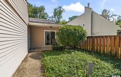 5 COUNTRY Place, Springfield, IL 62703