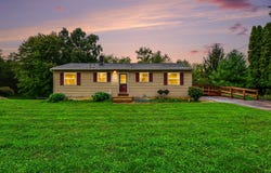 893 Maplehill Avenue SE, Ada, MI 49301