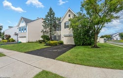 40 Champlain Way, Franklin Twp., NJ 08823-1723