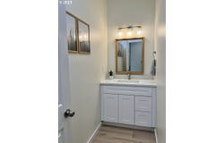 1145 LUDGATE Dr, Eugene, OR 97402