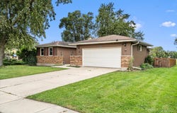 830 Hiawatha Drive, Elgin, IL 60120