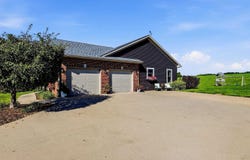 7460 Prairie View Lane, Dubuque, IA 52003