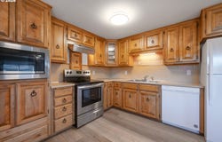672 51ST St, Springfield, OR 97478