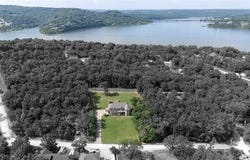 1318 Oakwood Drive, Hollister, MO 65672