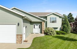 1905 26th St, Minot, ND 58701
