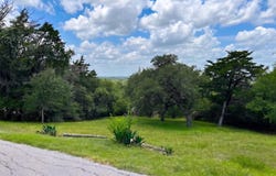 404 Valley View Dr, La Grange, TX 78945