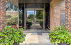 453 Raintree Drive, Glen Ellyn, IL 60137