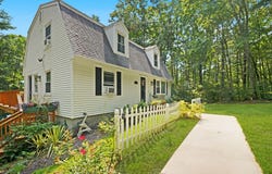 57 Quaker St, Northbridge, MA 01534