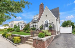 21 Hampton Avenue, Albertson, NY 11507