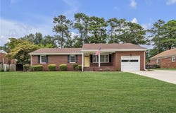 2821 Meadow Wood Dr E, Chesapeake, VA 23321