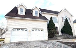 11 Decicco Dr, Raritan Boro, NJ 08869-1124