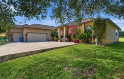 612 Jack Nickolaus Dr, Devine, TX 78016