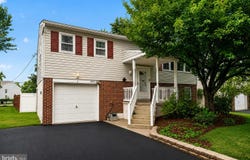 913 SEMINARY Street, PENNSBURG, PA 18073