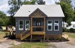 610 W 10th St, Carrabelle, FL 32322