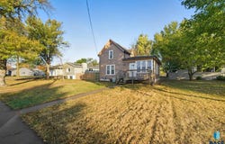 612 W 1st Ave, Lennox, SD 57039