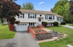 101 Long Hill Dr, Leominster, MA 01453