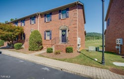 42 Oak Leaf Circle, Johnson City, TN 37601