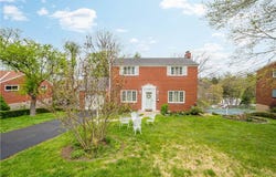 332 Long Dr, Upper St Clair, PA 15241