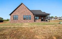 408 Waggoner LN, Barling, AR 72923