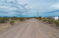 852 S Emery Park Road, Golden Valley, AZ 86413