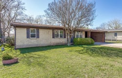 707 Debus Dr, Taylor, TX 76574