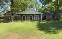 910 Newitt Vick Drive, Vicksburg, MS 39183