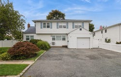 31 E June Street, Lindenhurst, NY 11757