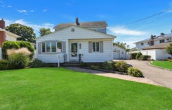 59 11th Street, Hicksville, NY 11801