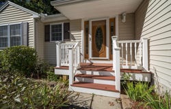 8 Glasgow Circle, Hudson, NH 03051