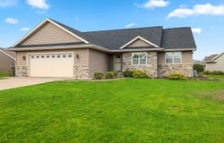 2288 GLEN MEADOWS Circle, DE PERE, WI 54115