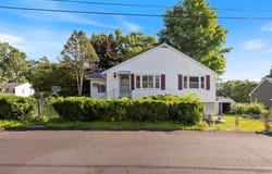 32 Hillcrest Rd, Dracut, MA 01826