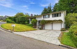 925 OAKWAY Dr, CoosBay, OR 97420