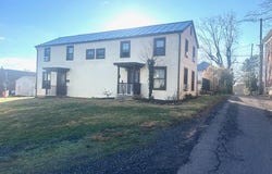 220 S Main St, Lexington, VA 24450