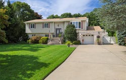 24 Sal Court, Bohemia, NY 11716