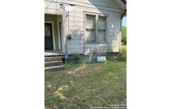 606 Armstrong St, Yoakum, TX 77995