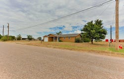 100 15th St, Seagraves, TX 79359