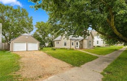 103 E Broadway St, Stanwood, IA 52337