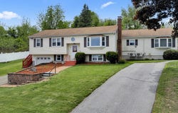 101 Long Hill Dr, Leominster, MA 01453