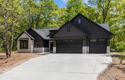 996 THOMAS Trail, WAUPACA, WI 54981