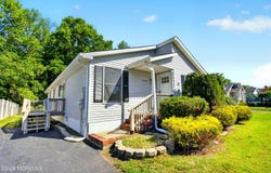 17 Brookview Lane, Manalapan, NJ 07726