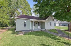 606 S E, Pinckneyville, IL 62274