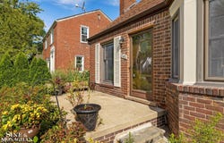 1242 Roslyn Road, Grosse Pointe Woods, MI 48236