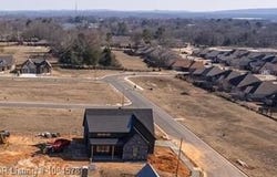400 Waggoner LN, Barling, AR 72923