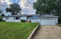 914 Oakleaf Avenue, McHenry, IL 60051